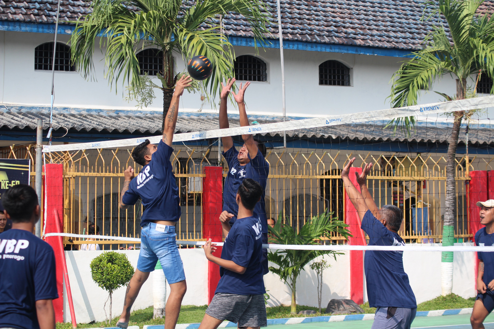 Resmi Dimulai, Pertandingan Bola Volley Antar WBP Rutan Ponorogo Berlangsung Seru